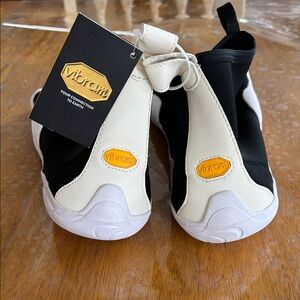 Vibram FiveFingers V-NEOP shoe